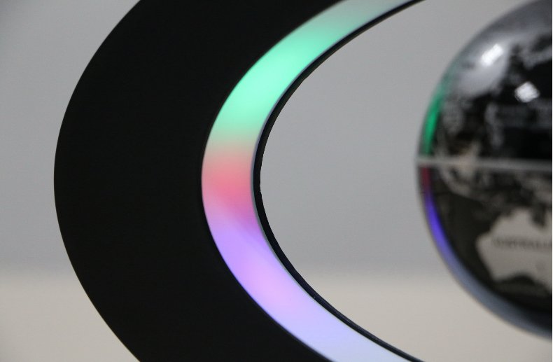 Gizlux Orbit magnetic levitating globe - image 1