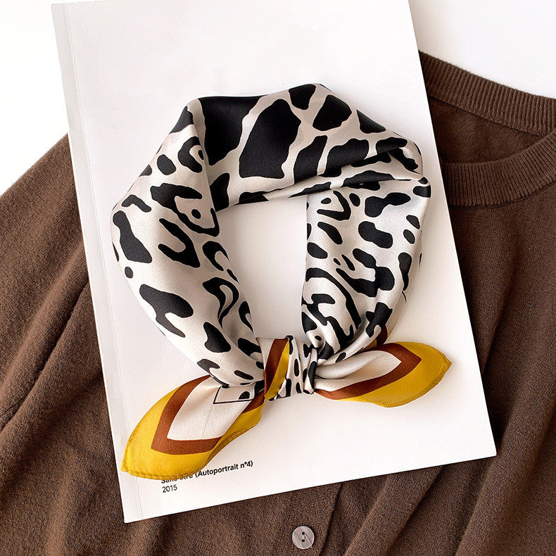 Gizlux small square silk neck scarf - image 5
